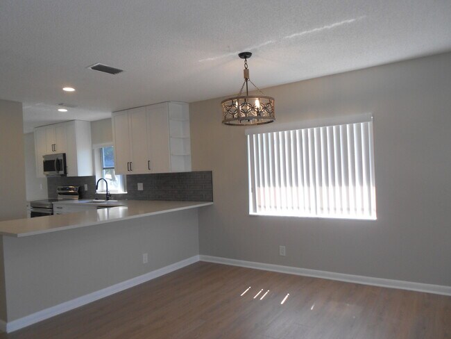 Building Photo - 13809 Royal Palm Ct