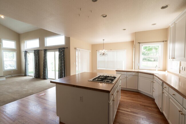 Building Photo - 7201 Dove Ct