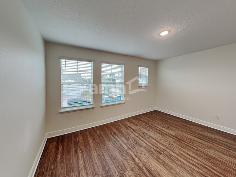 Building Photo - 1148 Sky Lks Dr