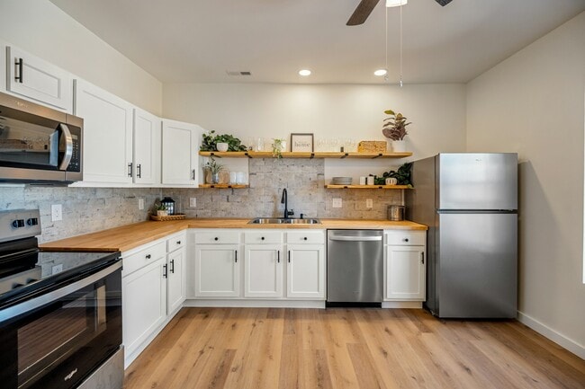 Building Photo - 1014 9th Ave