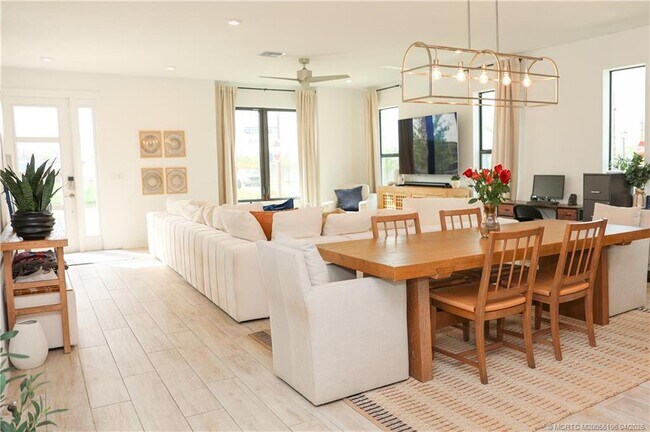 Building Photo - 950 SW Pr Ave