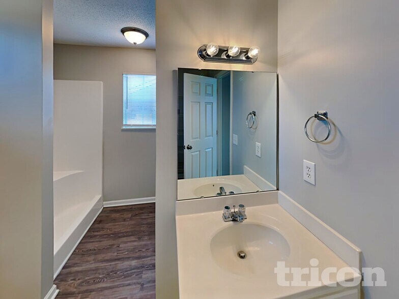 Building Photo - 204 Fox Grove Cir