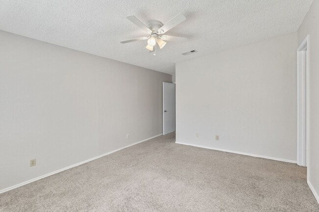 Building Photo - 6002 Parkwood Dr