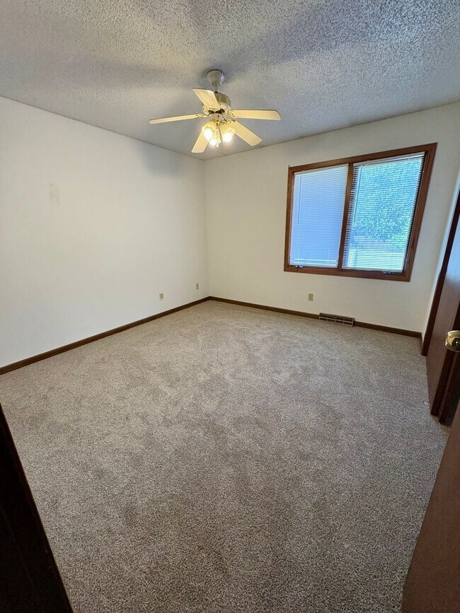 Building Photo - 3 bedroom 2 bathroom
