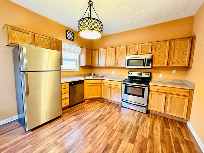 Building Photo - Updated 2 story townhome in Park Duvalle- ...