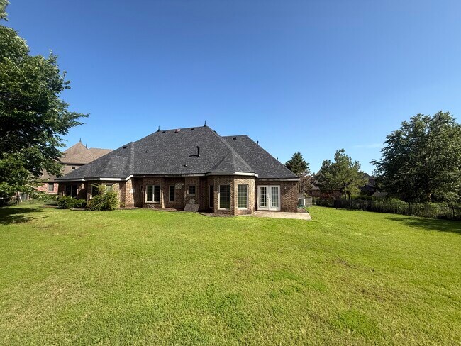 Building Photo - 300 SW Bordeaux Ct