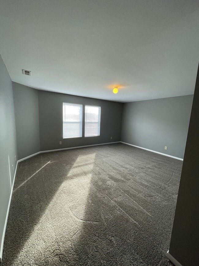 Building Photo - Shelbyville - 3 BR  home with loft