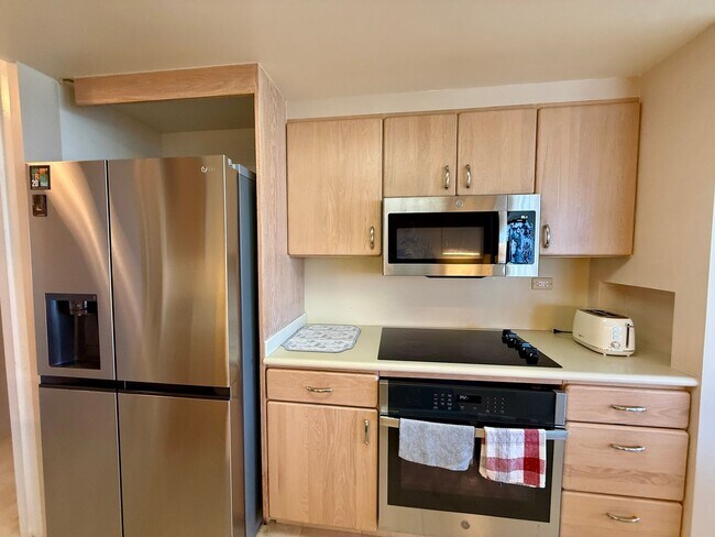 Building Photo - Fully Furnished Condo with the  Best Views and Amenities in Hawaii Kai