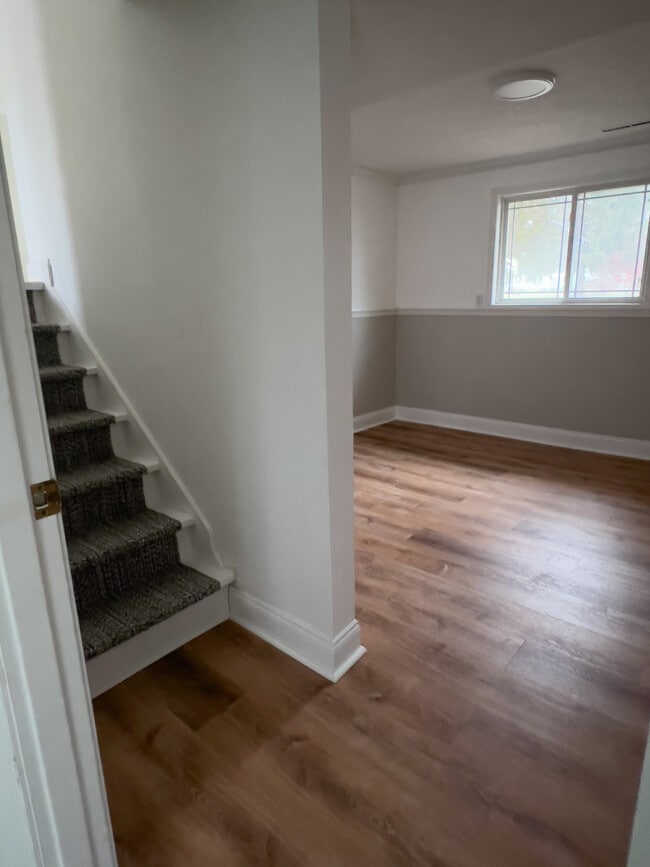 Building Photo - 10571 Center Rd