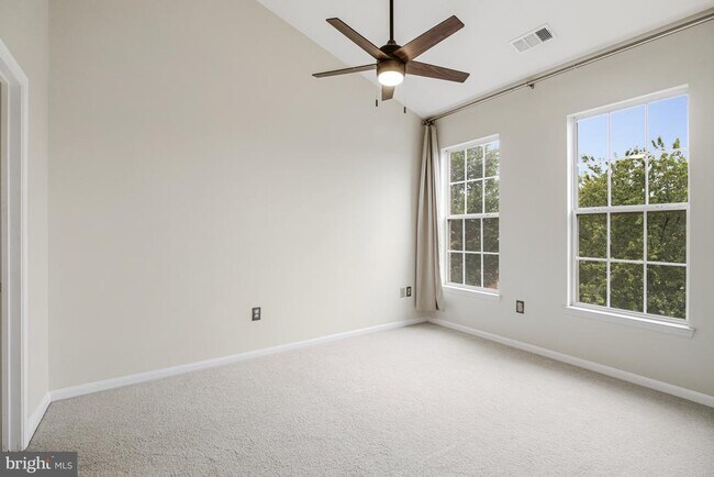 Building Photo - 801 S Greenbrier St