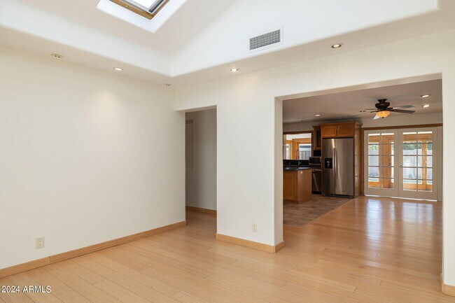 Building Photo - 8643 E Sandalwood Dr