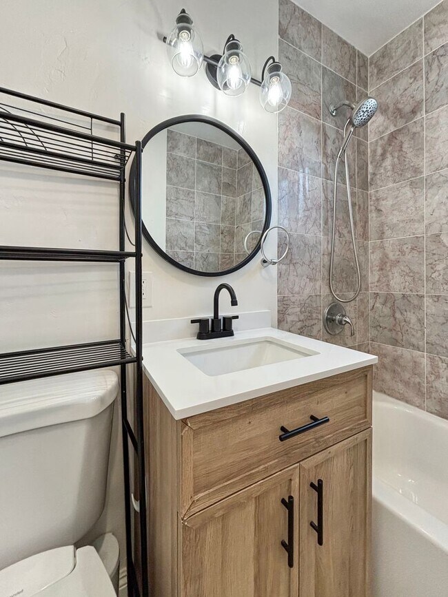 Building Photo - Charming 3BD/1BA House in South Park w/ W/...