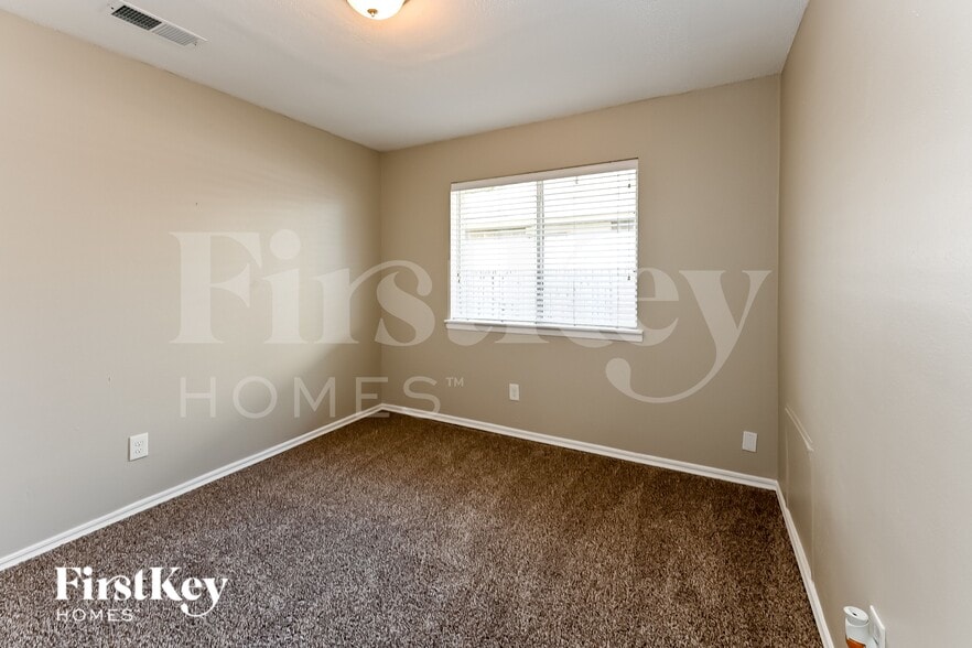 Building Photo - 10811 Forest Leaf Dr