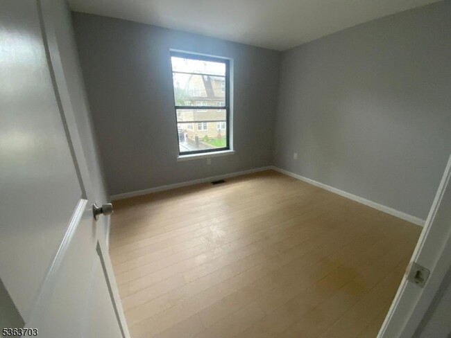 Building Photo - 323 Montclair Ave