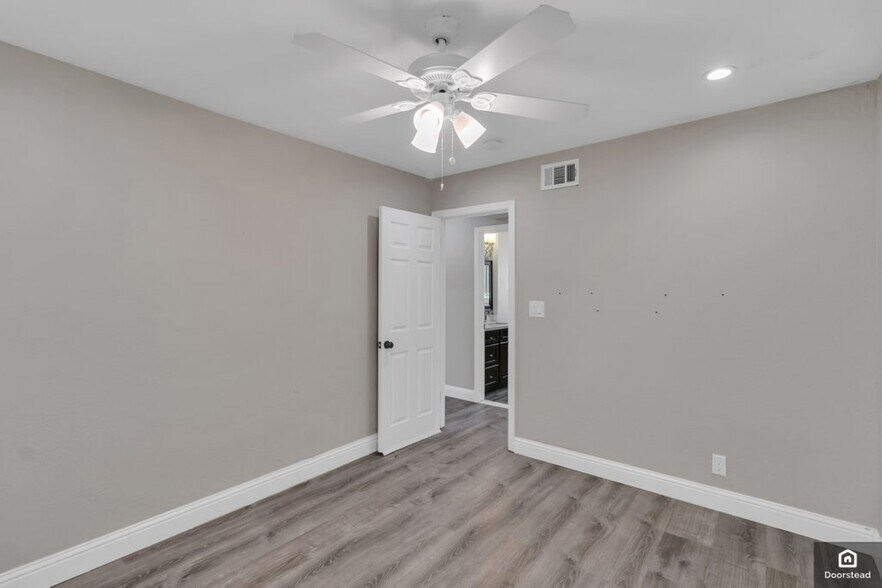 Building Photo - 402 Marylinn Dr