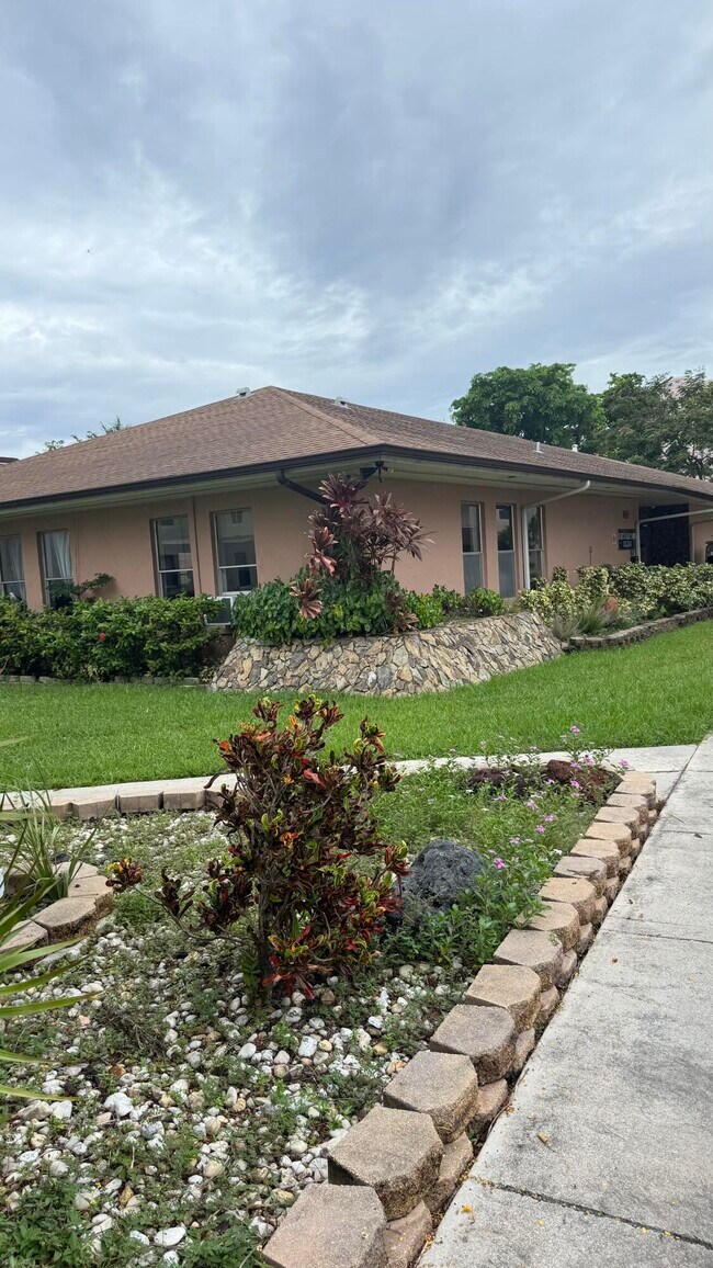 Building Photo - 2841 Somerset Dr