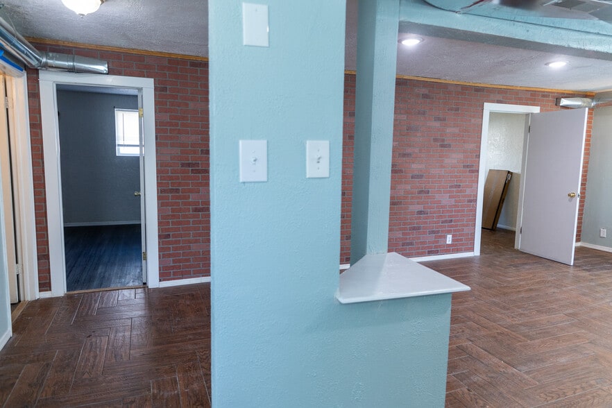 Building Photo - 2233 S 2nd Ave