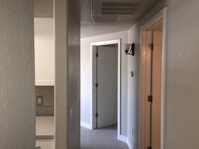 Building Photo - GREAT CONDO NEAR FREEWAY ACCESS!