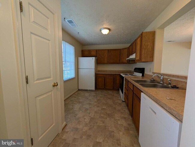 Building Photo - 414 Surrey Club Ln