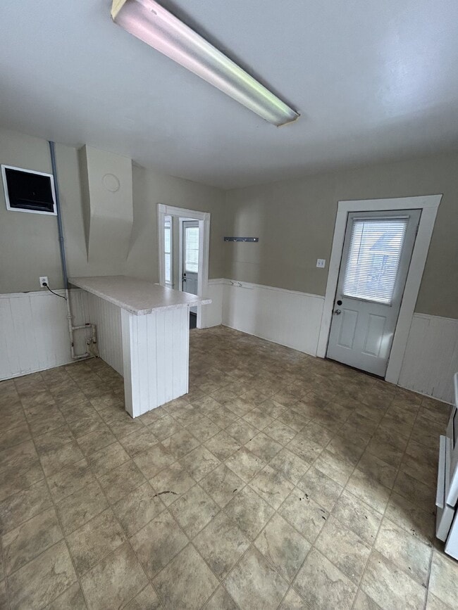 Building Photo - 4 bed 1 bath close to Water St, biking/walking trails, and Sonnentag, Available June 1st!