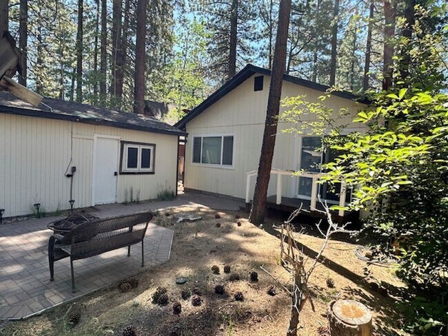 Building Photo - 3Bd home in a quiet neighborhood only minu...