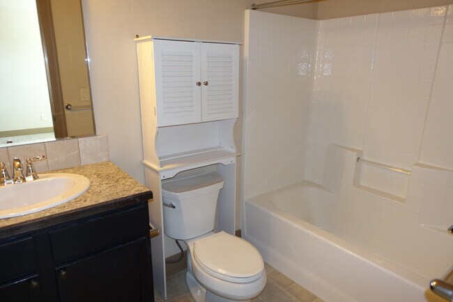 Building Photo - Beautiful Central Bench Home