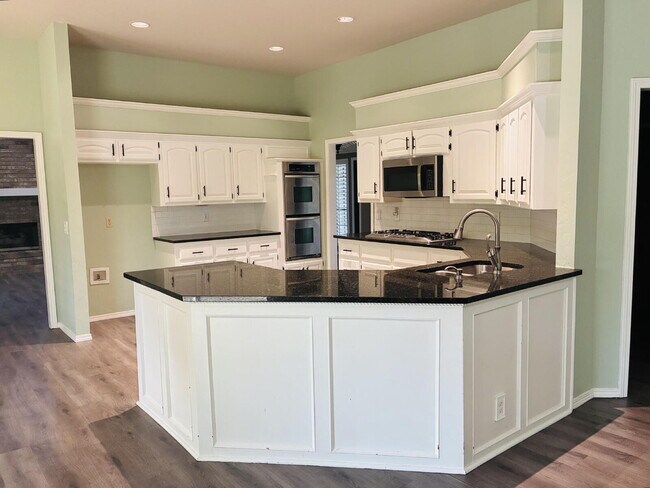 Building Photo - Beautiful Home in Westbury South Ready for Move-In!