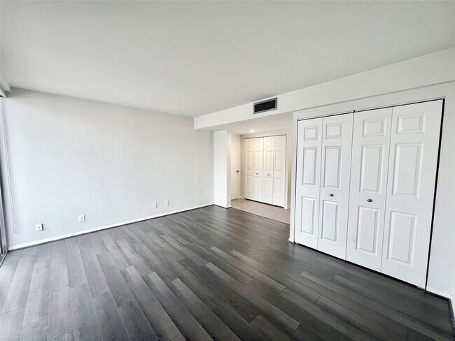 Building Photo - 2016 Main St