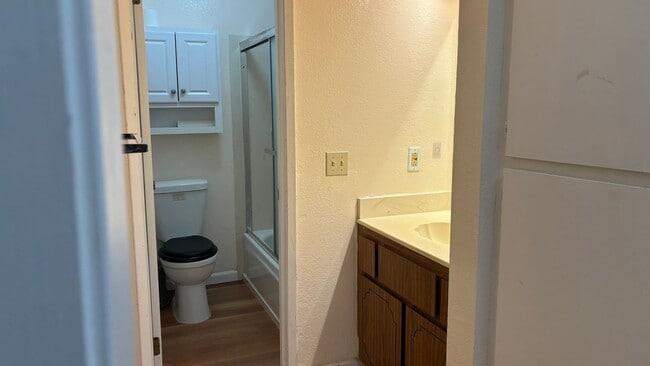 Building Photo - Spacious 3 bed/2 bath condo in Desirable Valley Crest