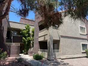 Building Photo - Ground Floor Condo. Granite Kitchen. Upgra...
