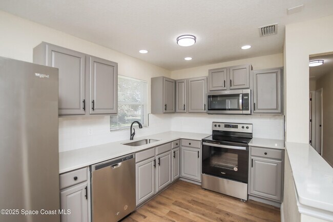 Building Photo - 1286 Hollywood Dr
