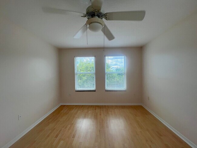 Building Photo - 917 Villa Cir