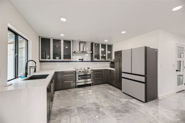 Building Photo - Golf Course Views from LVCC home