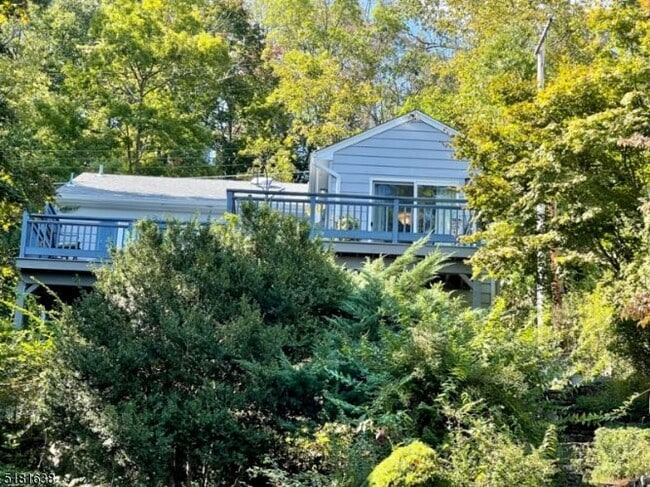 Building Photo - 136 Cedar Lake Rd W