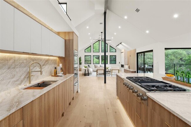 Building Photo - 620 Bermuda St