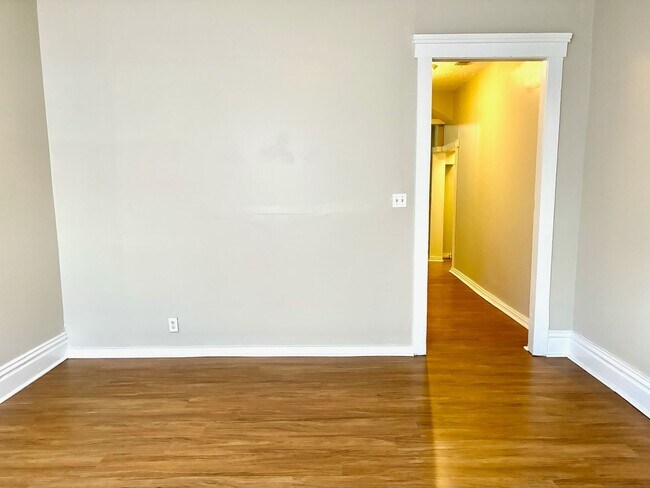 Building Photo - Spacious 4 bedroom in Portland- Section 8 ...