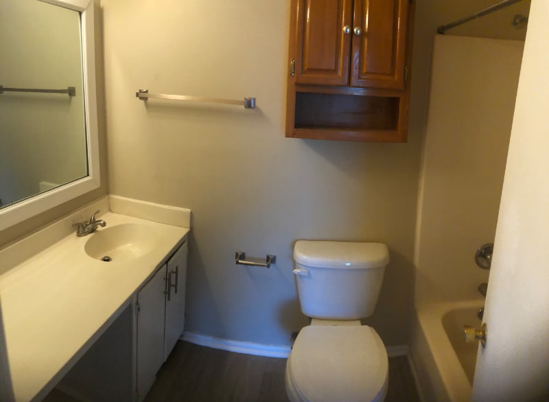 Building Photo - 502 Oak Cir Dr