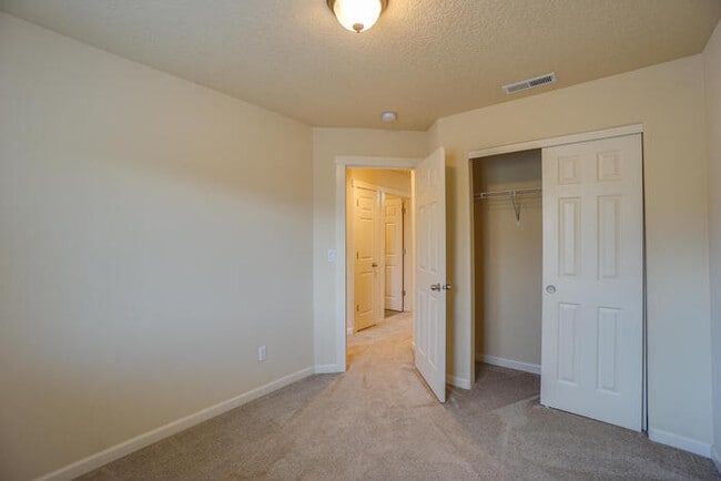 Building Photo - BEAUTIFUL THREE BEDROOM HOME IN FELIDA