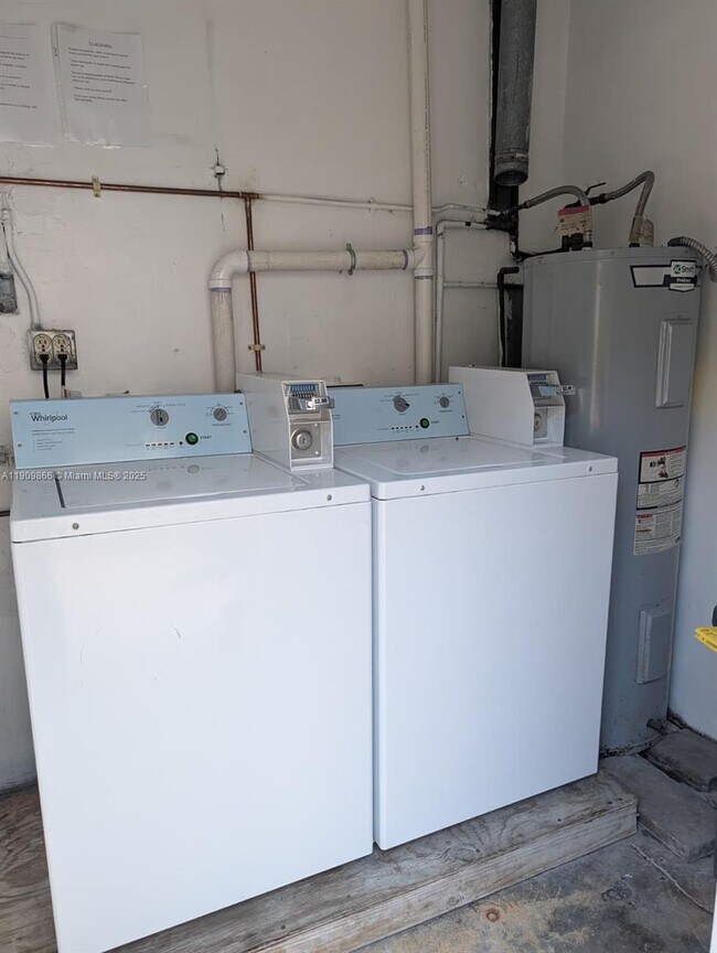 Building Photo - 1551 NE 8th St