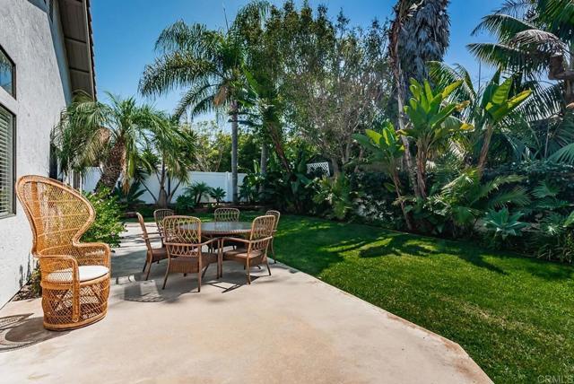 Building Photo - 729 Poinsettia Park S
