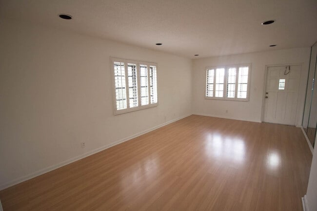 Building Photo - 917 NE 16th Ave