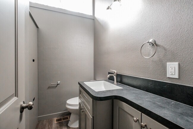 Building Photo - 837 Woodmansee Ct SE