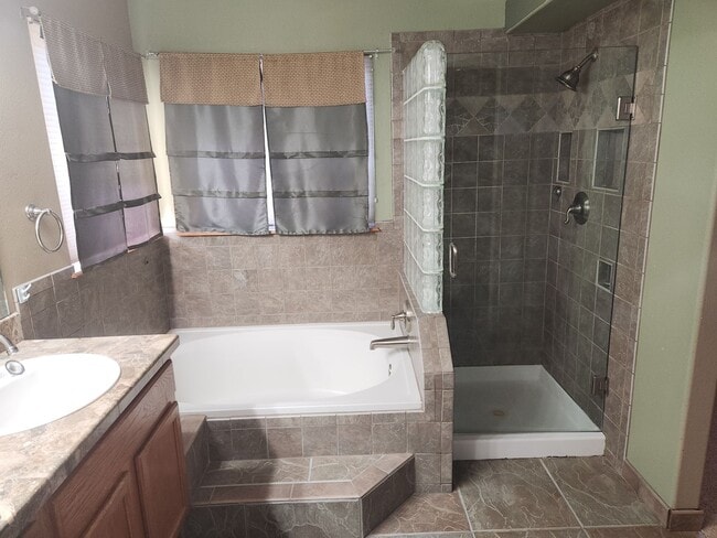 Building Photo - N/E home with 4 bed, 4 baths, 2 car garage!