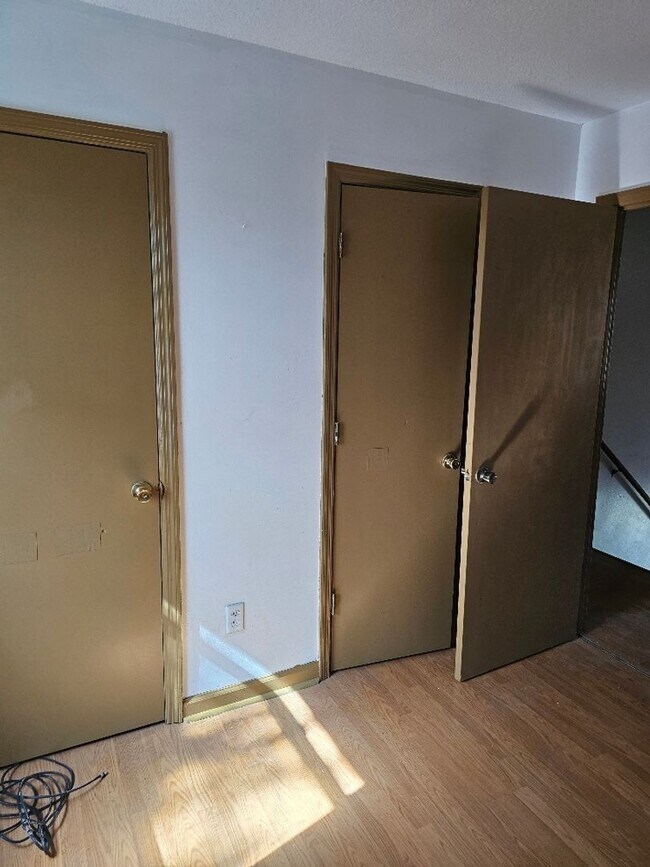 Building Photo - 2 BR TOWNHOME