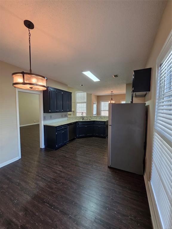 Building Photo - 2230 Kingsbury Dr