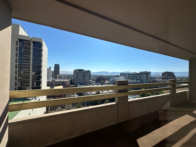 Building Photo - 1 bed, 1 bath in the heart of Downtown Reno!