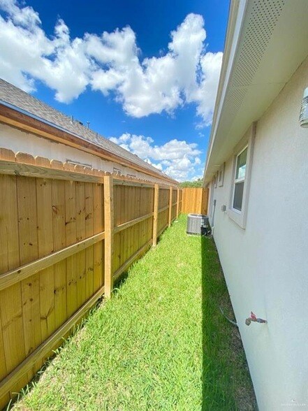 Building Photo - 2012 Summerland Ln