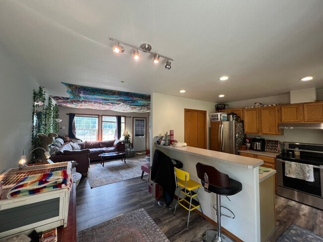 Building Photo - 3 Bed 1.5 half bath House Close to WWU and...
