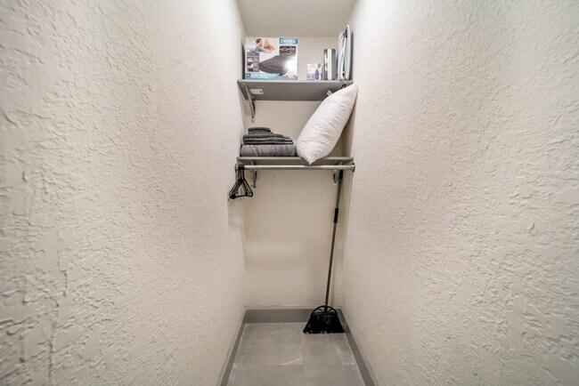 Building Photo - 1702 NE 9th St