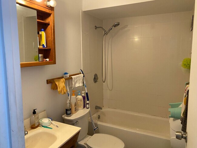 Building Photo - Large 1bd in desirable Brook House. West f...